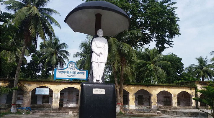 পাচারের সময় পিসি কলেজ থেকে ইটবোঝাই ট্রাক জব্দ
